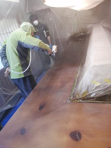 カウンター吹き付け塗装の光景