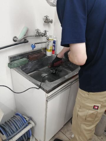 ステンレス研磨研修の光景