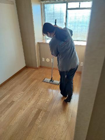 床のワックスがけを教えています。